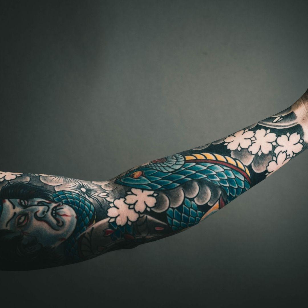 Akzeptanz von Tattoos am Arbeitsplatz - Tätowierung oder Karriere?