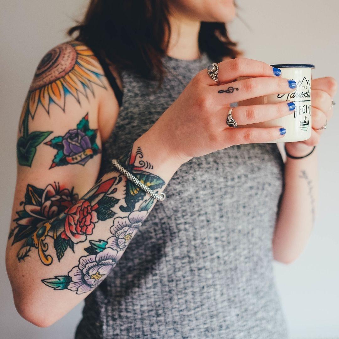 Akzeptanz von Tattoos am Arbeitsplatz - Tätowierung oder Karriere?