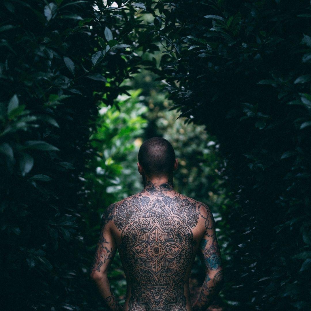 Akzeptanz von Tattoos am Arbeitsplatz - Tätowierung oder Karriere?