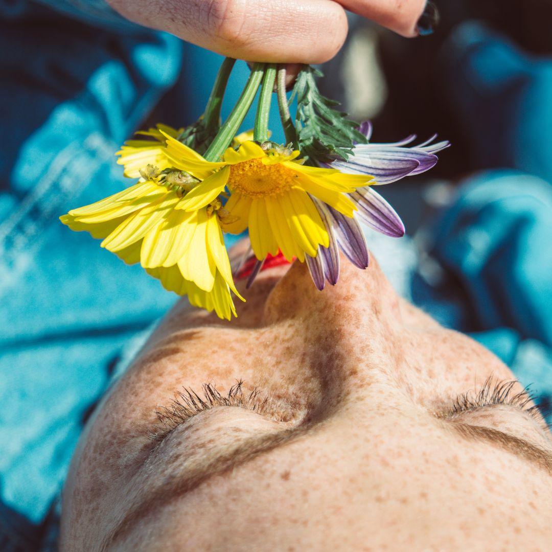 Tattooed freckles - the beauty trend of 2022