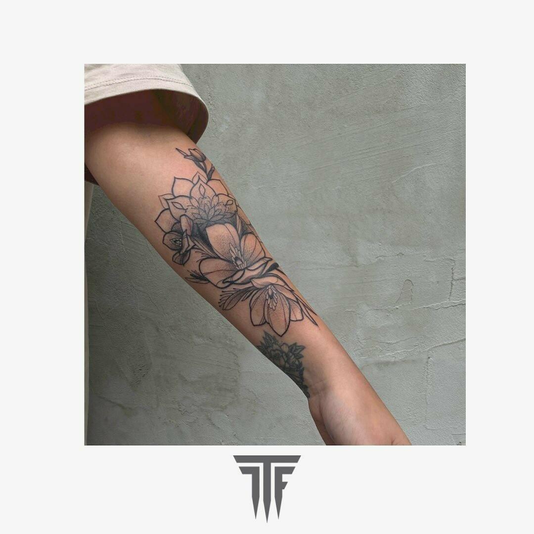 Inksearch tattoo La Familia Tattoo Shop