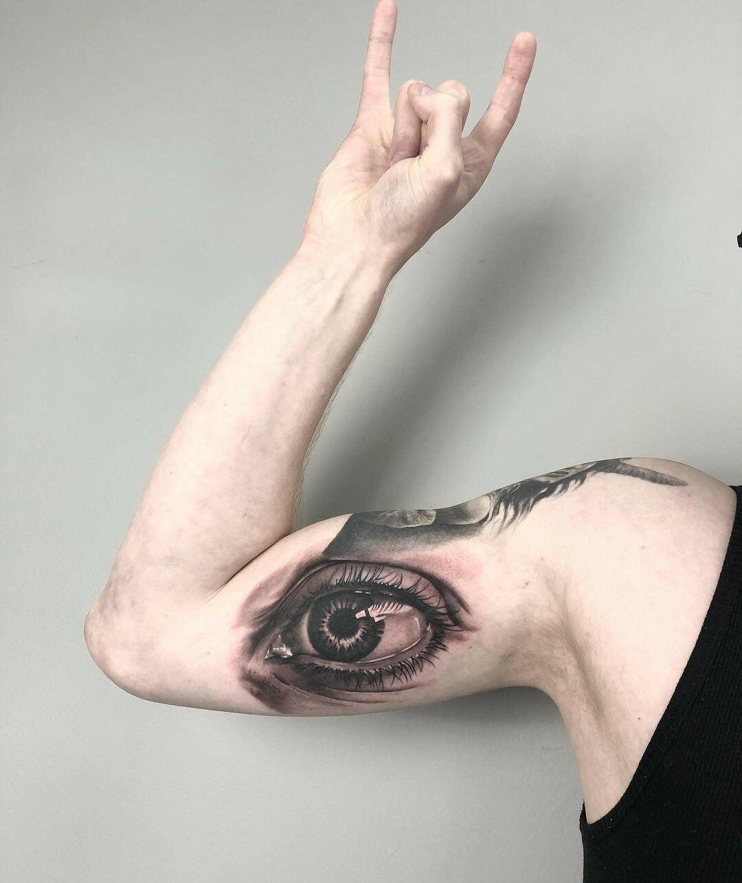 Inksearch tattoo La Familia Tattoo Shop